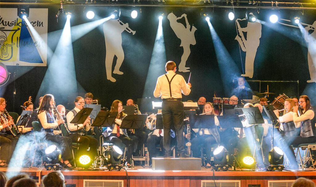 In bester Spiellaune: das Orchester des Musikvereins Illingen unter der Leitung von Christian Werner. Fotos: Stahlfeld