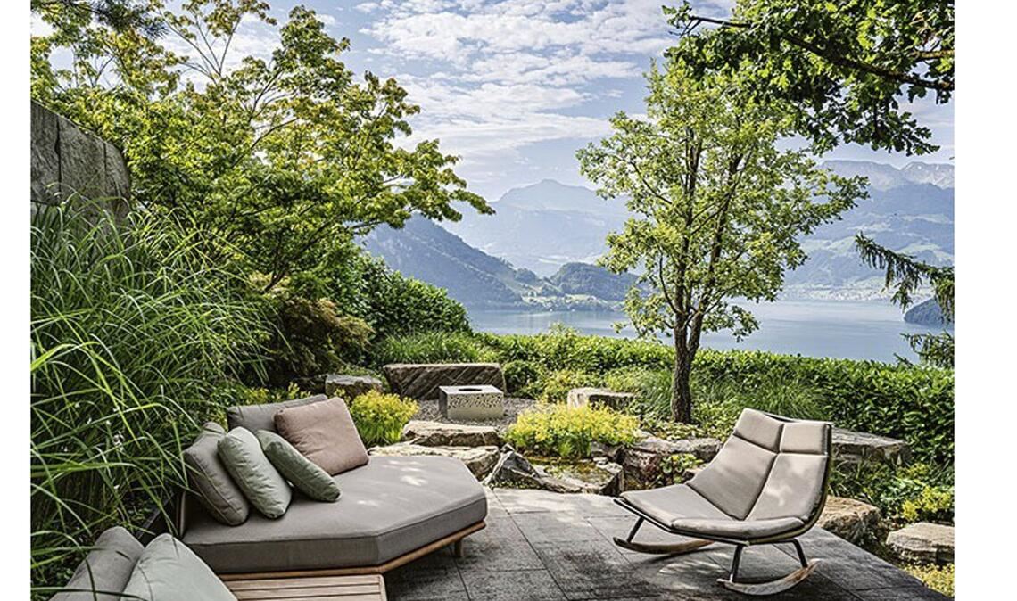 In dem Garten sollte nicht zu erkennen sein, was die Natur und was der Mensch geschaffen hat. Das ist Berg fraglos gelungen. Die Terrasse liegt auf einem zumindest seitlich unbehauenen Felsen, Bäume fungieren als natürliche Schattenspender . . .