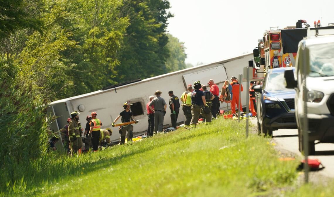 Mehrere Tote bei Busunfall in New York In dem Reisebus seien mehr als 50 Passagiere gewesen, darunter Frauen und Kinder, hieß es von der Polizei.