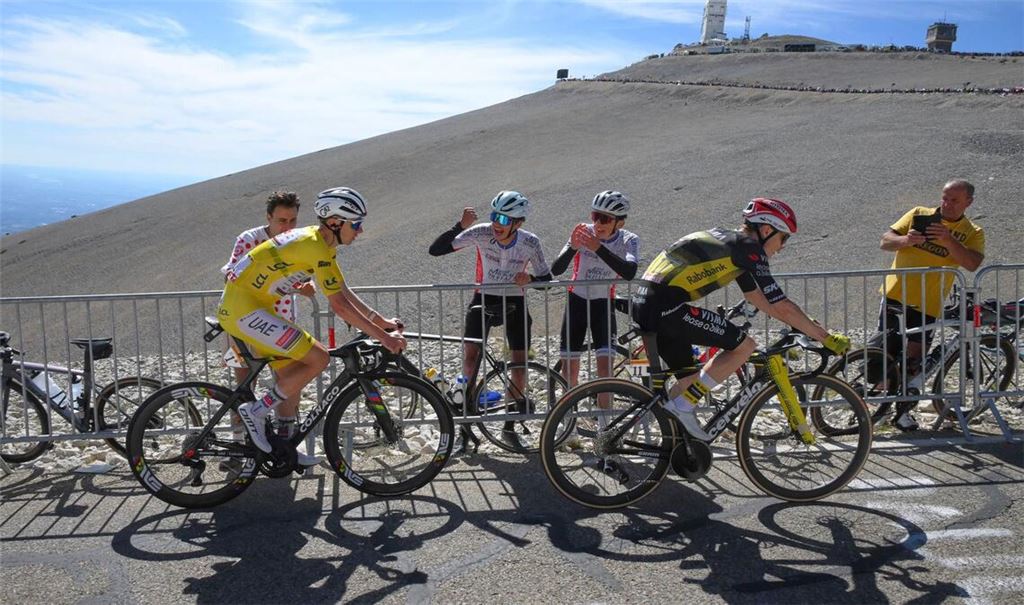 In den Alpen wird ein erneuter Schlagabtausch zwischen Tadej Pogacar (l.) und Jonas Vingegaard erwartet.