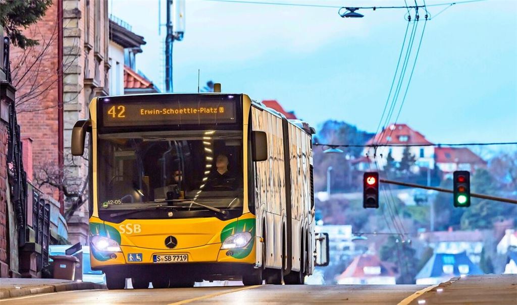 In den Bussen der Stuttgarter Straßenbahnen können Tickets vom 1. Juli an nicht mehr bar bezahlt werden.