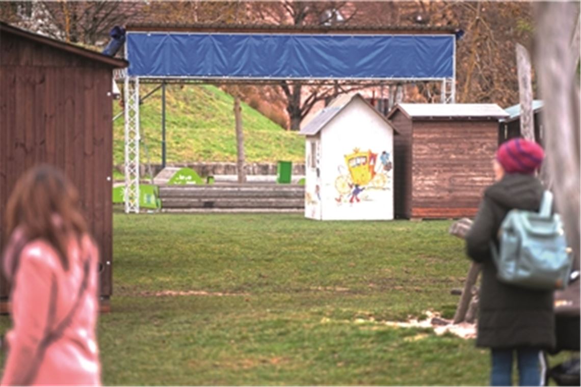 In den Enzgärten sind bereits die Stände und Buden aufgebaut, doch sie bleiben nach der Entscheidung zur Absage geschlossen. Foto: Fotomoment