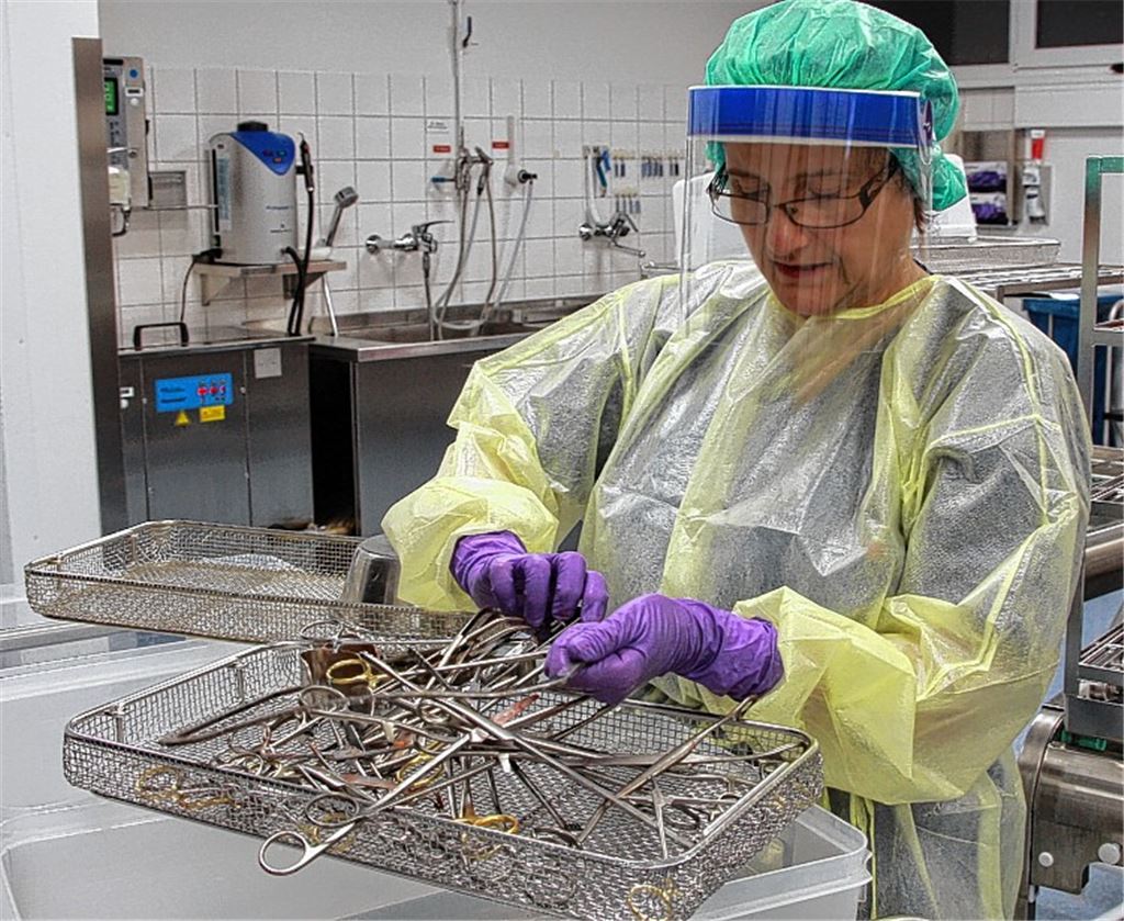 In den Enzkreis-Kliniken laufen im Hintergrund Prozesse ab, von denen die Patienten meist nur wenig mitbekommen: hier die Reinigung von Instrumenten in einem Sieb. 