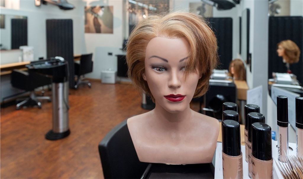 In den Friseursalons herrscht Leere. Die einzigen Köpfe, die derzeit frisiert werden dürfen, gehören nicht etwa Menschen, sondern Puppen. Foto: Fotomoment