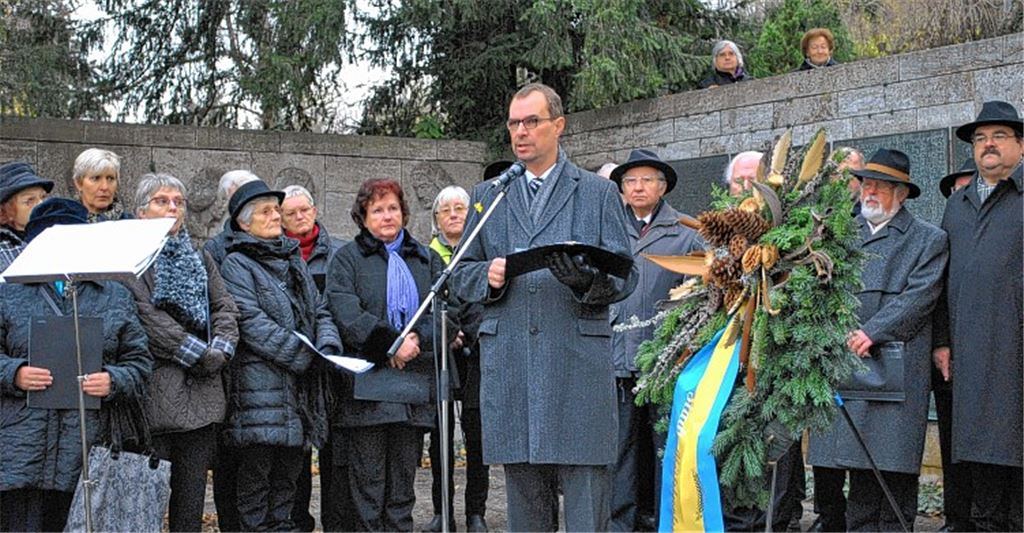 In den Gemeinden wird den Toten, den Opfern von Kriegen und Gewalt gedacht: Mühlackers Oberbürgermeister Frank Schneider legt auf dem Friedhof St. Peter einen Kranz nieder.