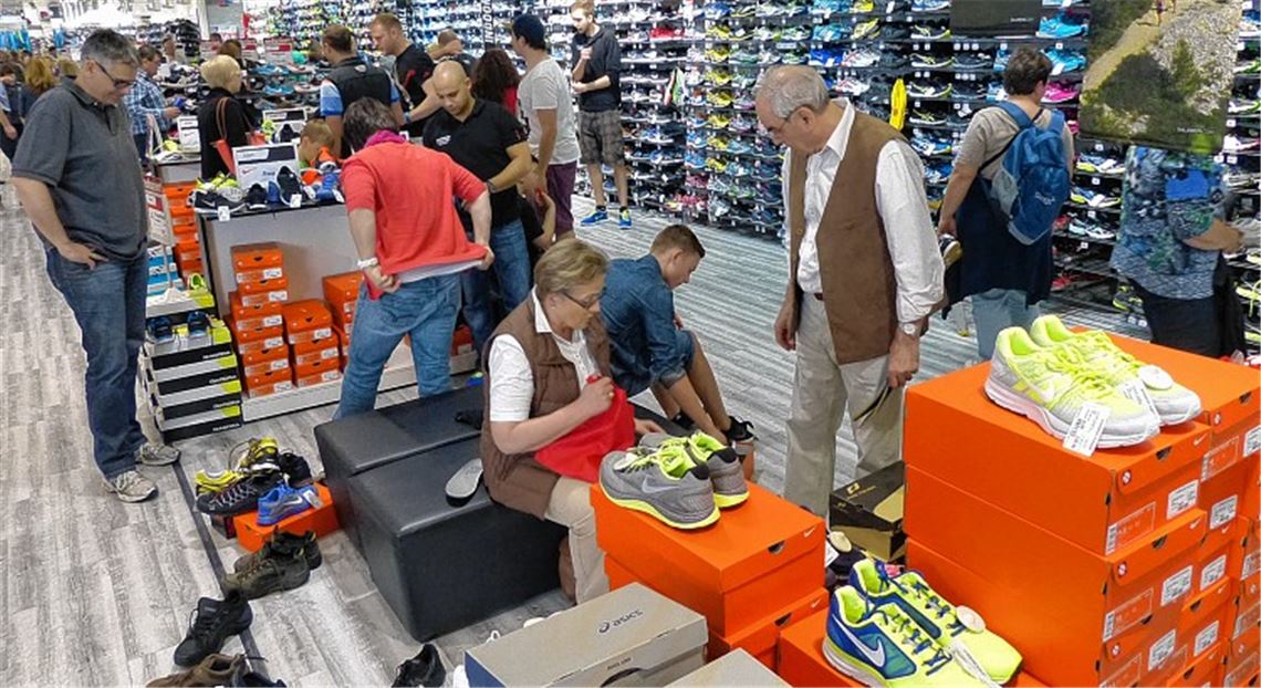 In den Geschäften auf der Wilferdinger Höhe herrscht ein großer Andrang. Rabattaktionen locken gezielt Kunden in die Läden.