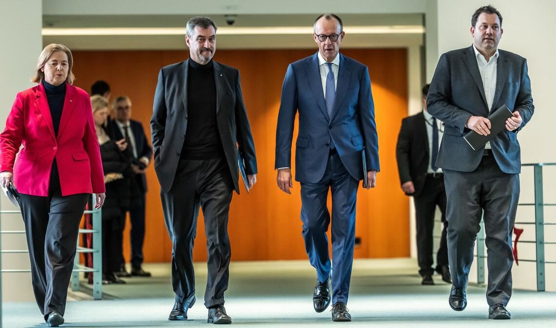 In den Händen dieses politischen Quartetts liegt die Zukunft der bundesdeutschen Demokratie: Bundeskanzler Friedrich Merz (2. v.re., CDU), Lars Klingbeil (re., SPD), Bundesminister der Finanzen, Bärbel Bas (SPD), Bundesministerin für Arbeit und Soziales, und Markus Söder (CSU), Ministerpräsident von Bayern und CSU-Vorsitzender.