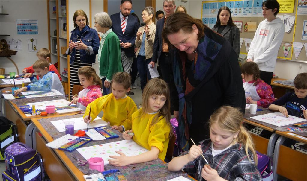 In den Klassen der Wiernsheimer Heckengäuschule informiert sich Kultusministerin Theresa Schopper über den Unterricht. Foto: Friedrich