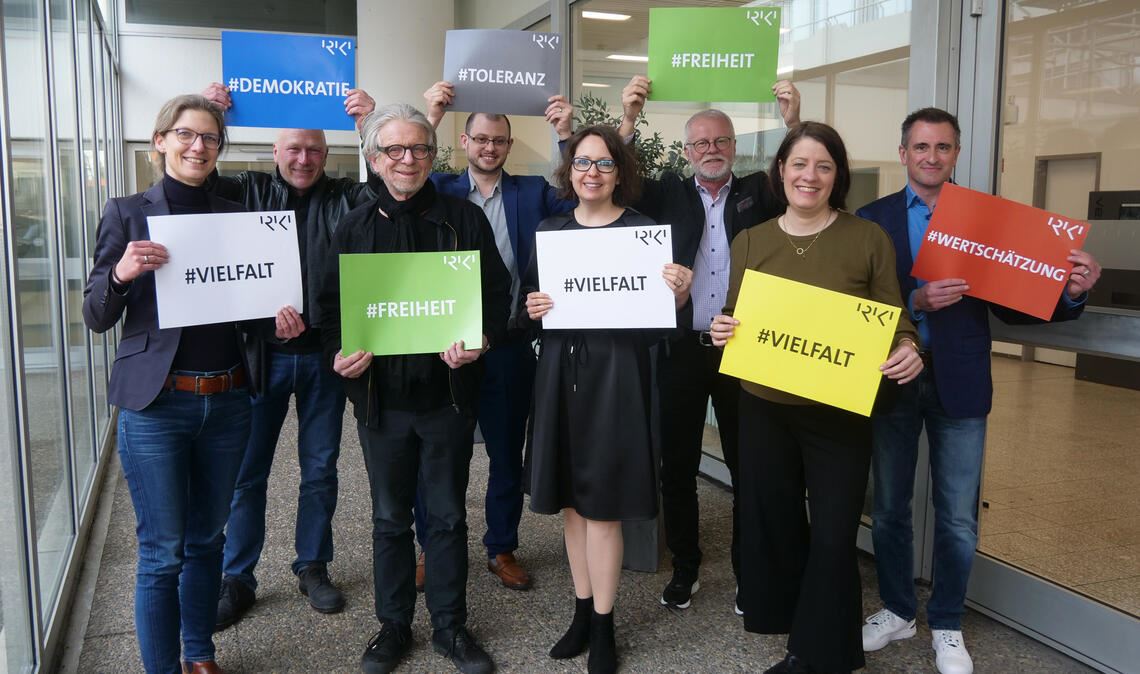 In den Kliniken der RKH Gesundheit werden Werte wie Toleranz, Vielfalt und Freiheit gelebt. Das demonstrieren Carina Heitmann, Roland Walther, Jörg Martin, Fabian Bunzel, Janina Oehrle, Olaf Sporys, Anne Kathrin Müller und Axel Hechenberger (v.li.) bei einem Pressegespräch am Freitag. Foto: Friedrich