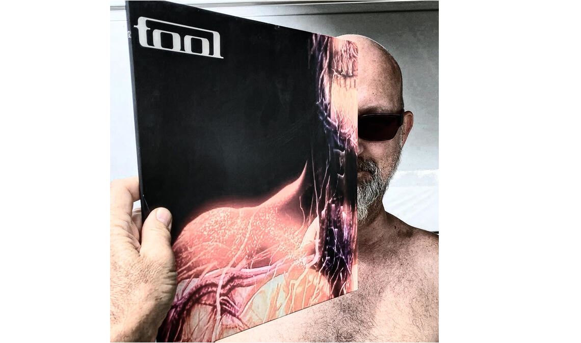 Cover-Künstler der anderen Art In den „Körperwelten“ entstand das Foto links – und bei der Aufnahme des Covers von Deep Purple und Tochter Alex gehen Cover und Realität ineinander über. Fotos: privat/Stahlfeld