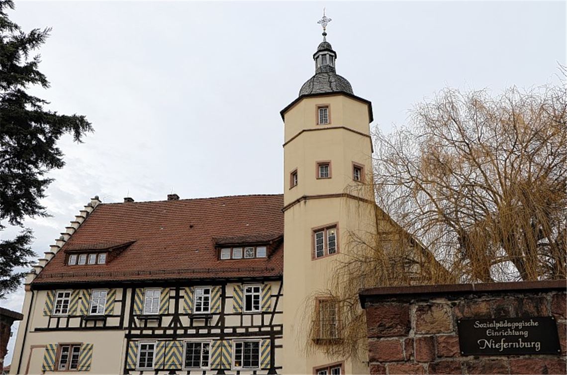 In den Räumen der Burg lernen die jungen Bewohnerinnen einen geregelten Alltag kennen. Die Einrichtung besitzt eine eigene Schule, eine Kletterhalle und Therapieräume. Garcia Oliver