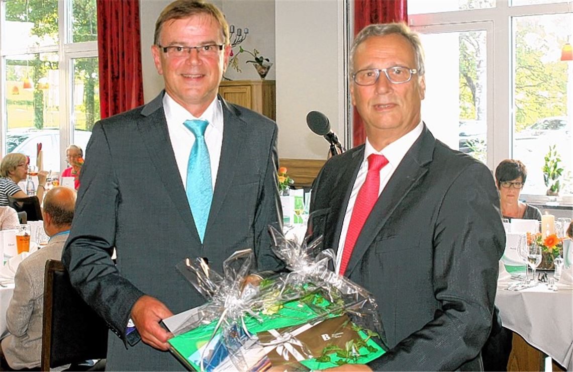 In den Ruhestand verabschiedet Aufsichtsratsvorsitzender Sieghardt Bucher (li.) den 15 Jahre amtierenden Vorstand der Kreisbau Enz-Neckar, Gerhard Ayasse.