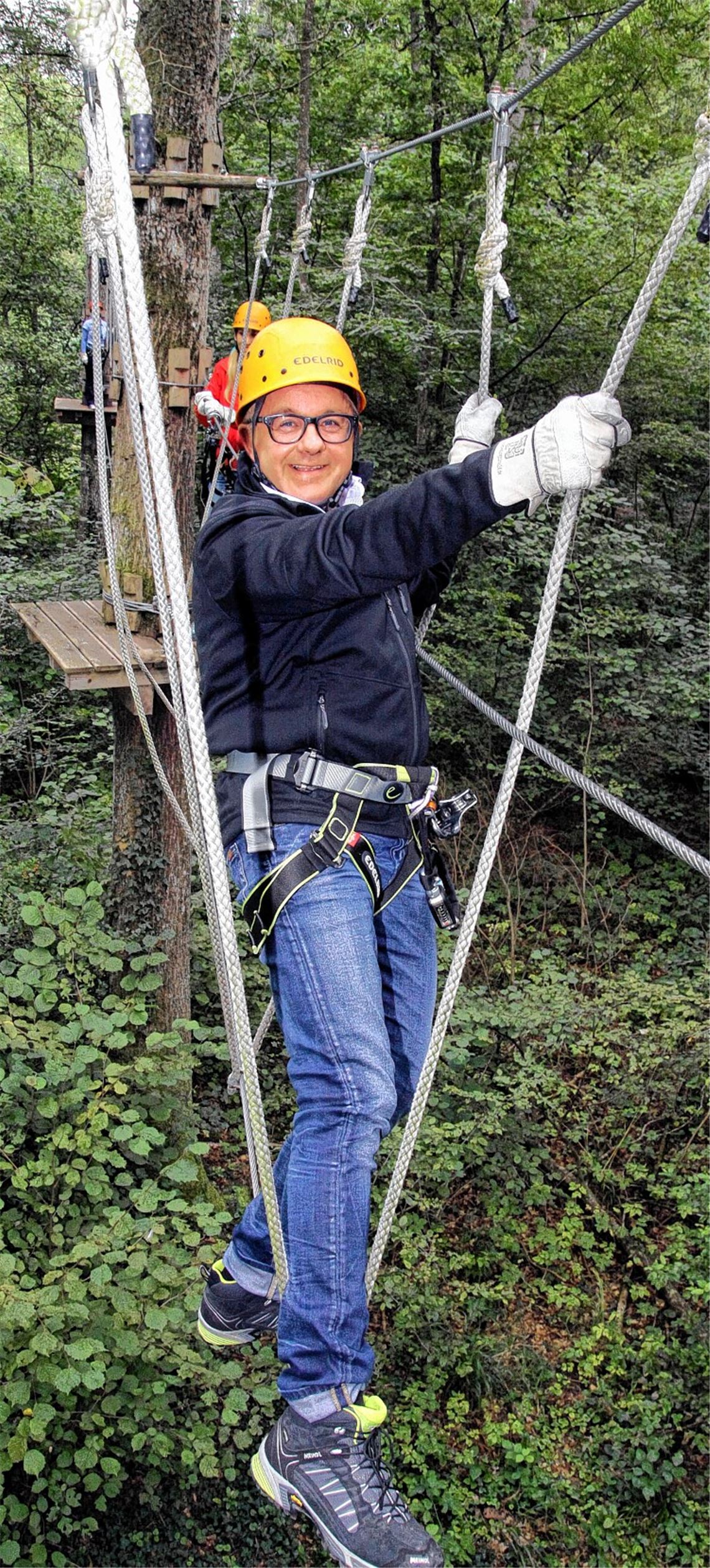 In den Seilen: Landtagspräsident Guido Wolf probt den Balanceakt im Kletterpark. Foto: Hansen