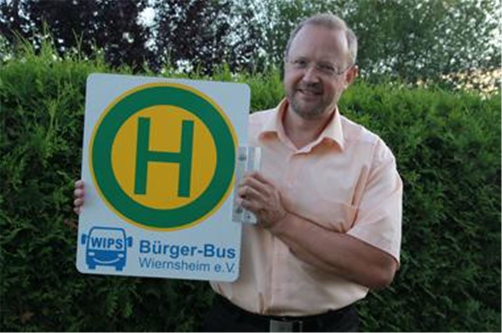 In den Startlöchern: Jürgen Idziok vom Trägerverein mit einem der Haltestellenschilder. 
Foto: Franz