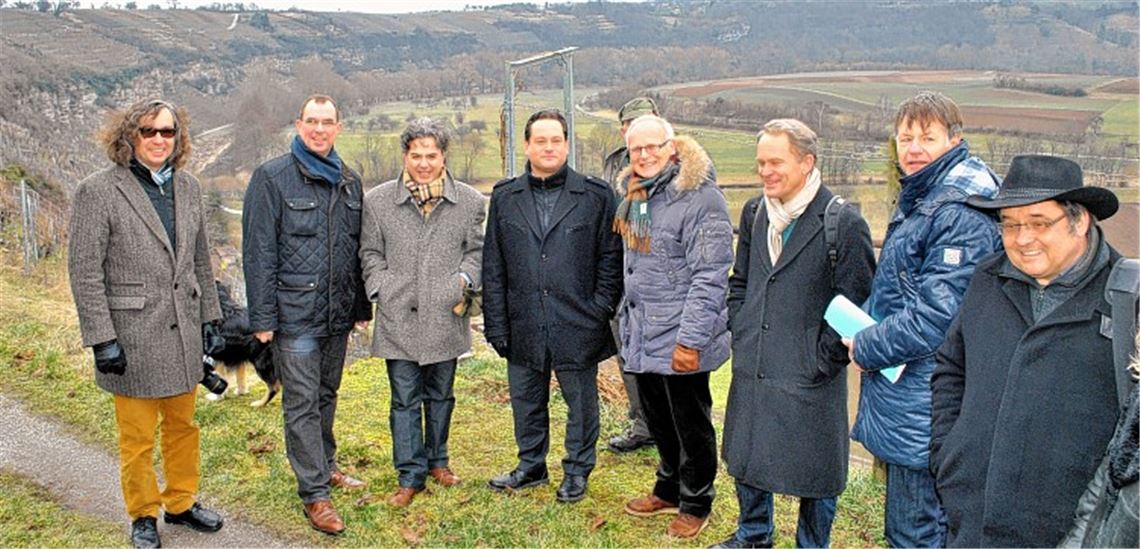 In den Steillagen von Mühlhausen (v.li.): Bertram Haak, Geschäftsführer der Weingärtnergenossenschaft Roßwag-Mühlhausen, Mühlackers Oberbürgermeister Frank Schneider, Bundestagsabgeordneter Memet Kilic (Grüne), Landesminister Alexander Bonde, Enzkreis-Landrat Karl Röckinger, Dr. Christoph Aly, Hauptkonservator im Regierungspräsidium Karlsruhe, Wolfgang Baur, Abteilungsleiter Naturschutz und Tourismus im Ministerium für ländlichen Raum, sowie Walter Appenzeller, Vorsitzender BUND-Regionalverband Nordschwarzwald. 