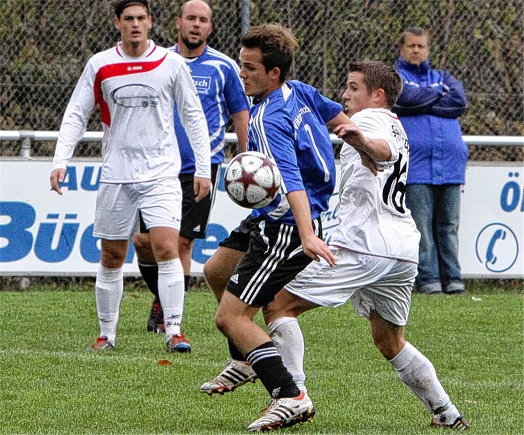 In den Zweikämpfen geht es zwischen der SG Ölbronn-Dürrn (in Weiß) und Viktoria Enzberg körperbetont zur Sache. Foto: Steffen Eigner