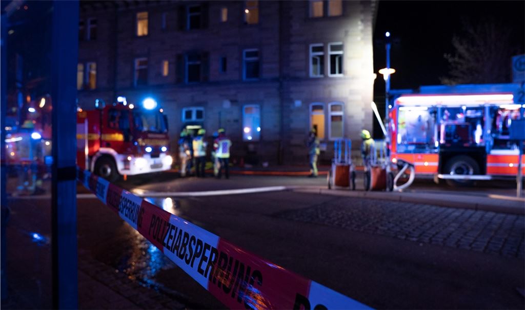 In den frühen Morgenstunden ist am Mühlacker Bahnhof ein Großaufgebot an Einsatz- und Rettungskräften präsent. Foto: Recken