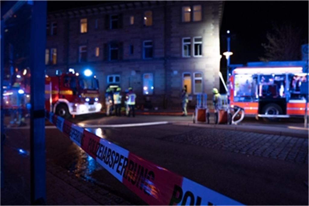In den frühen Morgenstunden ist am Mühlacker Bahnhof ein Großaufgebot an Einsatz- und Rettungskräften präsent. Fotos: Recken, Fotomoment