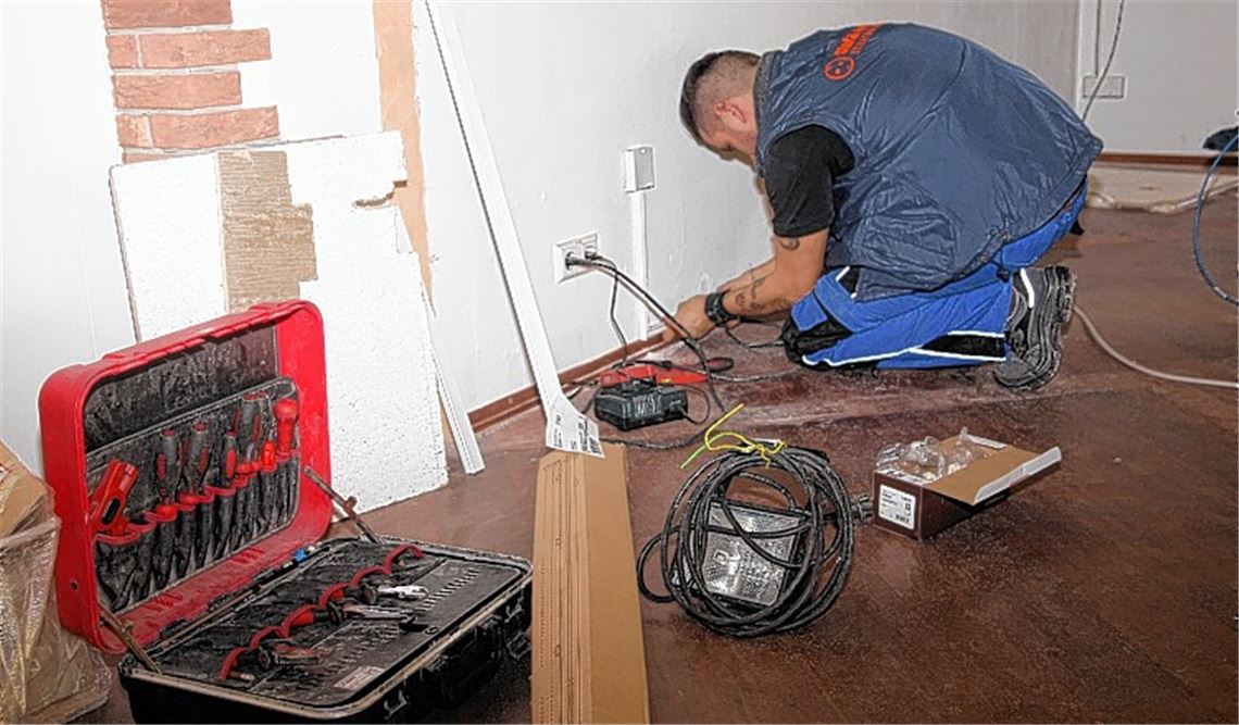 In den künftigen Räumen der Volkshochschule laufen Elektrikarbeiten.Foto: Mummert
