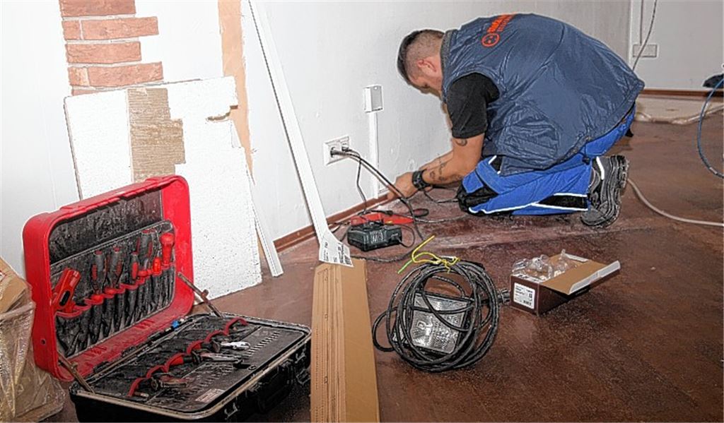 In den künftigen Räumen der Volkshochschule laufen Elektrikarbeiten.Foto: Mummert