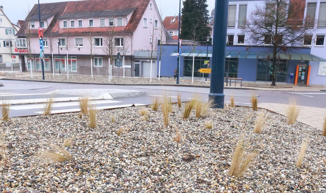 In den letzten Januartagen präsentieren sich die Beete am Marktplatz noch recht karg. Der graue Split dominiert die Szenerie. Foto: Schüller