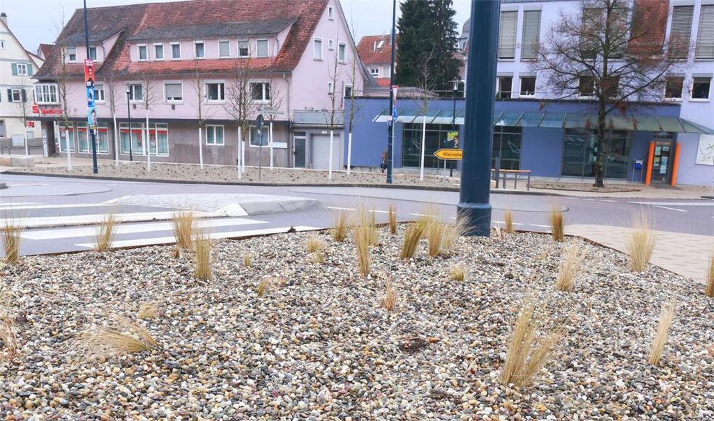 In den letzten Januartagen präsentieren sich die Beete am Marktplatz noch recht karg. Der graue Split dominiert die Szenerie. Foto: Schüller