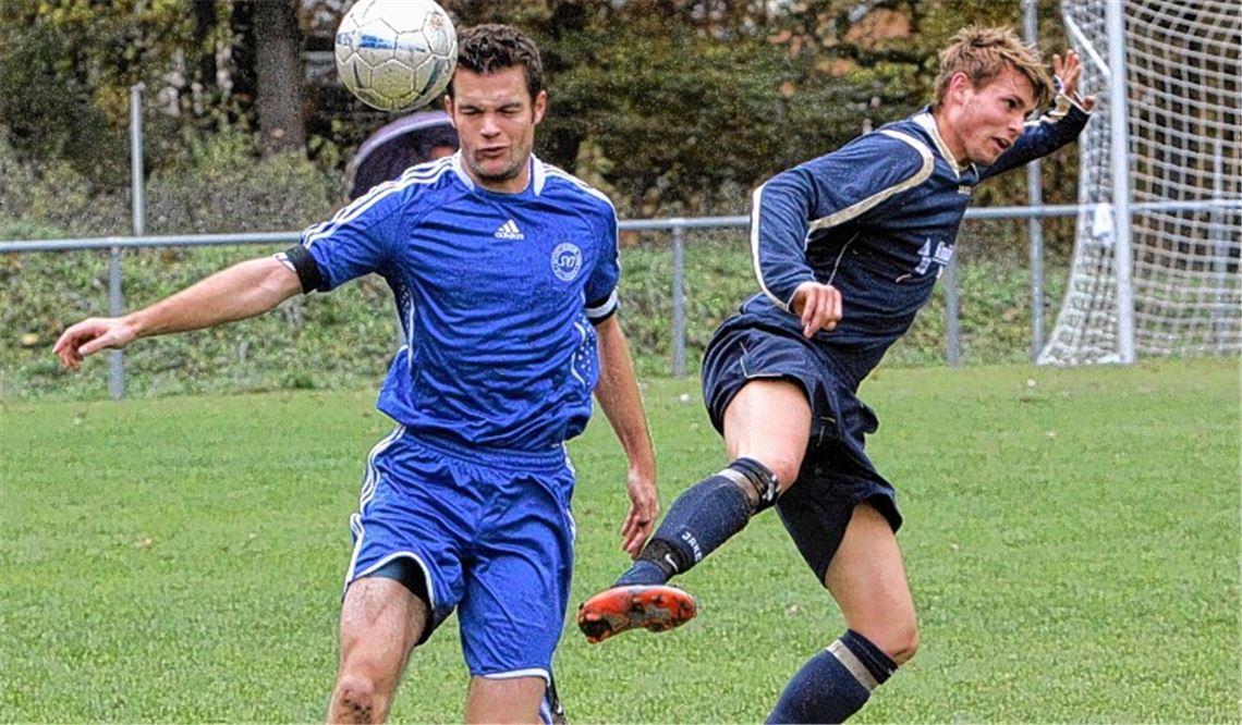 In den letzten beiden Heimspielen gegen Phönix behielt Illingen die Oberhand. Hier Illingens Björn Kachel (li.) mit dem damaligen Lomersheimer Dominik Murnberger im Oktober 2010. Archivfotos: Eigner