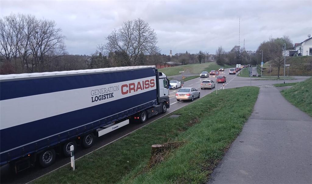 In den morgendlichen Stoßzeiten kommt es am Ortseingang Mühlacker aus Richtung Lomersheim immer wieder zur Rückstaus mit – meist kurzen – Geduldsproben.