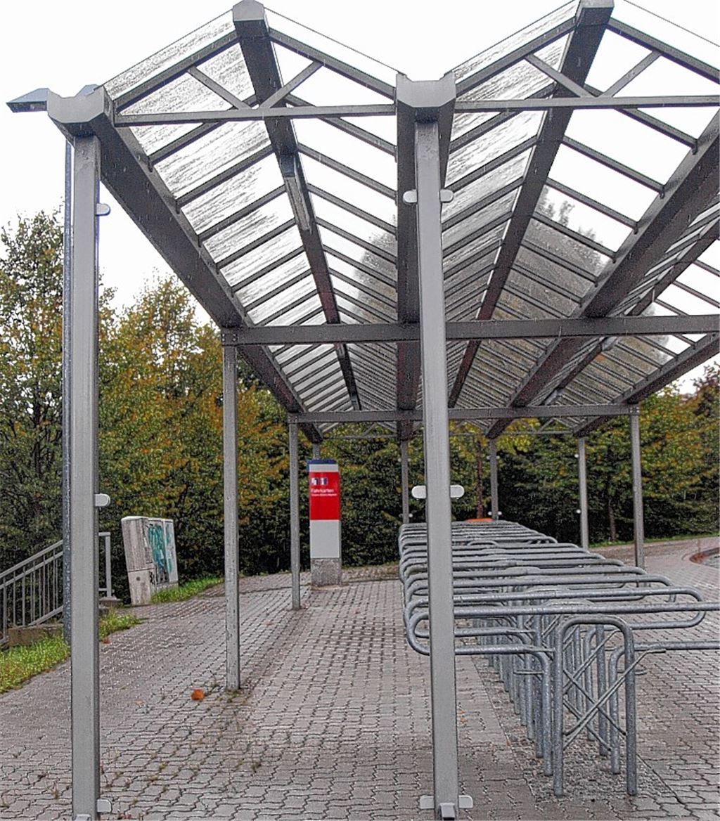 In den nächsten Wochen pfeift der Wind durch den Fahrradunterstand am Stadtbahn-Haltepunkt Ölbronn. Die vorstehenden Laschen an den Rahmen zeigen, dass große Scheiben als Wetterschutz montiert waren.