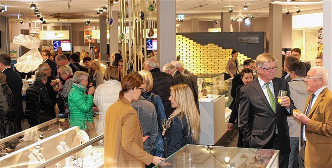 In den neuen „Arkaden“ der Schmuckwelten glitzert und funkelt es nur so. Ein innovatives Shop-Konzept vermittelt in warmem Licht eine Erlebnis- und Verkaufswelt mit Piazza-Charakter.