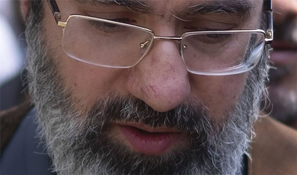 In den vergangenen Jahren wurde der zweite Chamenei-Sohn Modschtaba immer wieder als möglicher Nachfolger seines Vaters genannt.