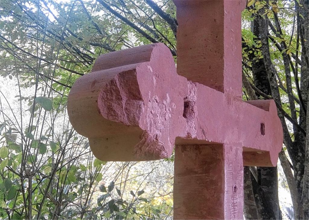 Vandalen beschädigen Steinegger Steinkreuz