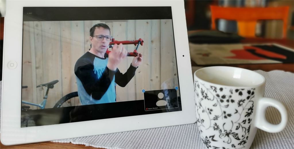 In den virtuellen Technikworkshops geht es unter anderem darum, wie eine Federgabel richtig auseinandergebaut und gewartet wird.Foto: Recken
