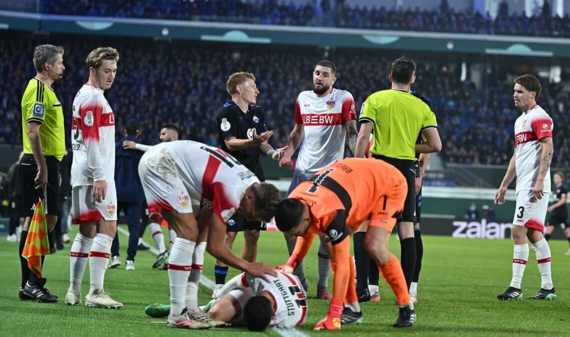 In der 37. Minute grätscht Laurin Curda Bilal El Khannouss von hinten um und&nbsp;…