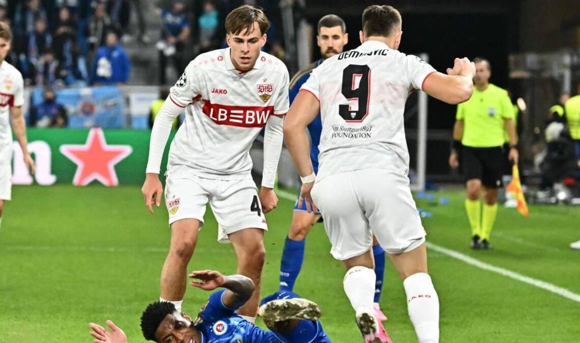 In der 90. Minute machte schließlich Ermedin Demirović (r.) mit seinem Treffer zum 3:0 endgültig den Deckel drauf...