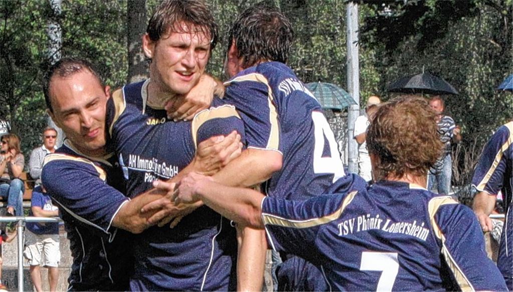 In der Aufstiegssaison 2010/2011 war Martin Maier (2.v.li., mit Thomas Fischer, Flavio Knapp und Sören Christofori, v.li.) als Strippenzieher im zentralen Mittelfeld einer der Erfolgsgarant für Phönix Lomersheim. Nach zwei Jahren bei Germania Bietigheim kehrt der Mittelfeldmann nun zurück. Archivfoto: Eigner