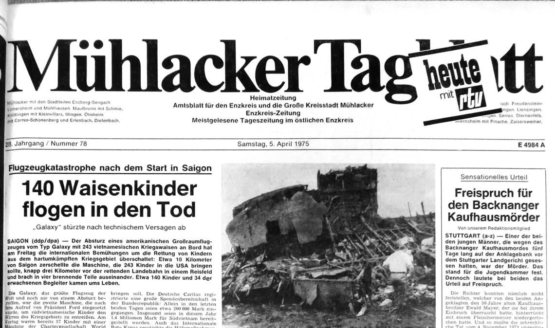 In der Ausgabe vom 5. April 1975 steht ein tragischer Flugzeugabsturz im Mittelpunkt, bei dem zahlreiche vietnamesische Kriegswaisen ums Leben gekommen sind. Sie waren auf dem Weg nach Amerika und sollten dort als Adoptivkinder ein neues, unbeschwertes Leben beginnen. Fotos: Becker