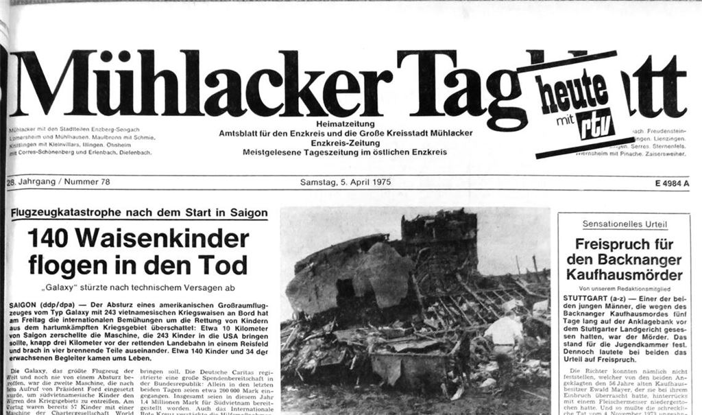 In der Ausgabe vom 5. April 1975 steht ein tragischer Flugzeugabsturz im Mittelpunkt, bei dem zahlreiche vietnamesische Kriegswaisen ums Leben gekommen sind. Sie waren auf dem Weg nach Amerika und sollten dort als Adoptivkinder ein neues, unbeschwertes Leben beginnen. Fotos: Becker