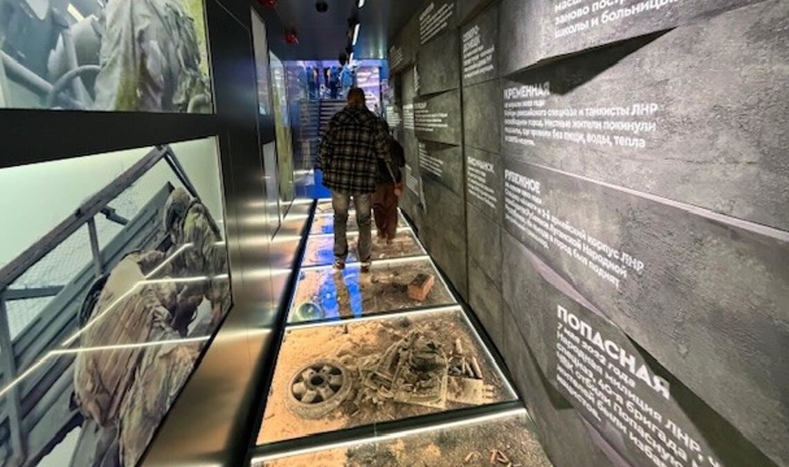 In der Ausstellung wird auch auf die im völkerrechtswidrigen Angriffskrieg eroberten ukrainischen Gebiete hingewiesen.