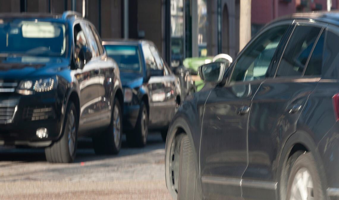 In der Bahnhofstraße ist samstags das Parken gratis – und dieses Angebot nutzen nicht nur die Kundinnen und Kunden der Geschäfte, sondern auch Dauerparker. Fotos: Fotomoment