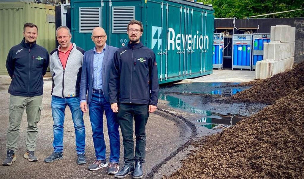 In der Biogasanlage Mühlacker greift alles ineinander - dafür sorgen Nick Burkhardt, Thomas Gutjahr, Roland Jans und Fabian Geltz (v.l.). Rechts sind die Gärreste zu sehen, hinten die Brennstoffzelle, die E-Methan herstellen kann.
