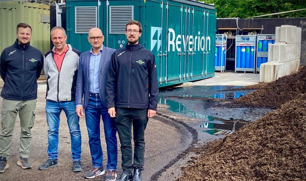 In der Biogasanlage Mühlacker greift alles ineinander - dafür sorgen Nick Burkhardt, Thomas Gutjahr, Roland Jans und Fabian Geltz (v.l.). Rechts sind die Gärreste zu sehen, hinten die Brennstoffzelle, die E-Methan herstellen kann.