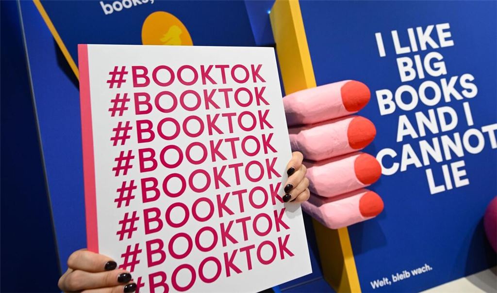 In der BookTok-Community tauschen sich vor allem junge Menschen über ihre Lieblingsbücher aus. (Archivbild)