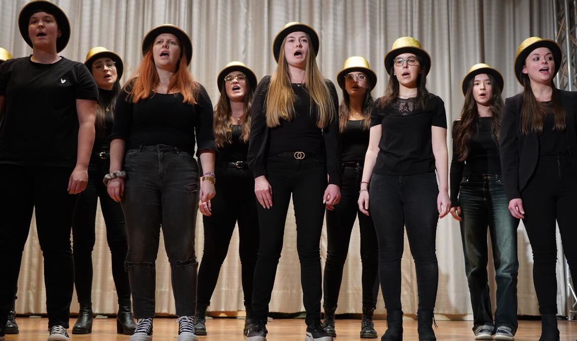 In der Chorgruppe „Insider“ treffen sich die jungen Erwachsenen, die unter Leitung von Regina Wacker die größten Hits aus dem Film „The Greatest Showman“ präsentieren.
