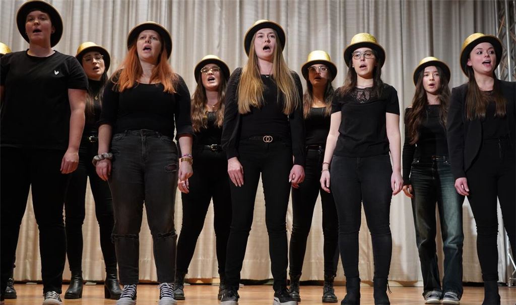 In der Chorgruppe „Insider“ treffen sich die jungen Erwachsenen, die unter Leitung von Regina Wacker die größten Hits aus dem Film „The Greatest Showman“ präsentieren.