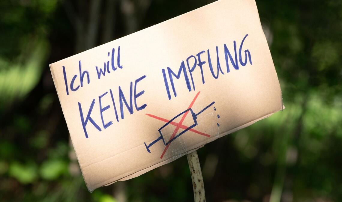 In der Corona-Krise gingen Impfgegner auch auf die Straße. In sozialen Netzwerken sind sie nach wie vor aktiv. (Archivfoto)