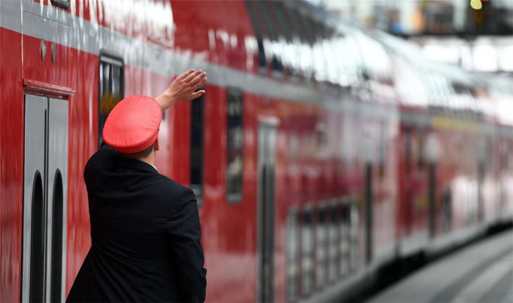 In der Debatte um eine verbesserte Sicherheit für Zugbegleiter machen sich Politiker und Polizeivertreter für weniger Ausweiskontrollen in Zügen stark (Symbolfoto).