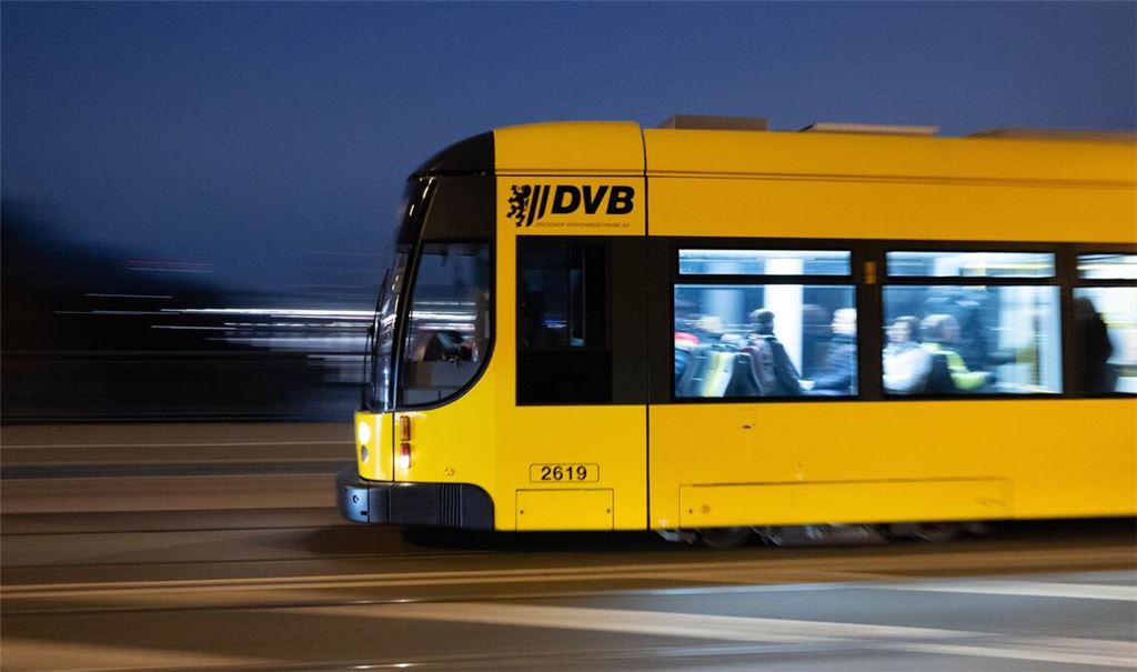 In der Dresdner Neustadt kam es in der Nacht zu Sonntag in einer Straßenbahn zu einem Messerangriff. (Symbolfoto)