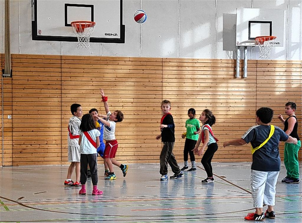 In der Dürrmenzer Sporthalle geht es rund, woran Sabine Herzog (u. li.) einen großen Anteil hat. Wichtig sind der Dürrmenzerin Werte wie Disziplin, Fairness und Teamgeist.