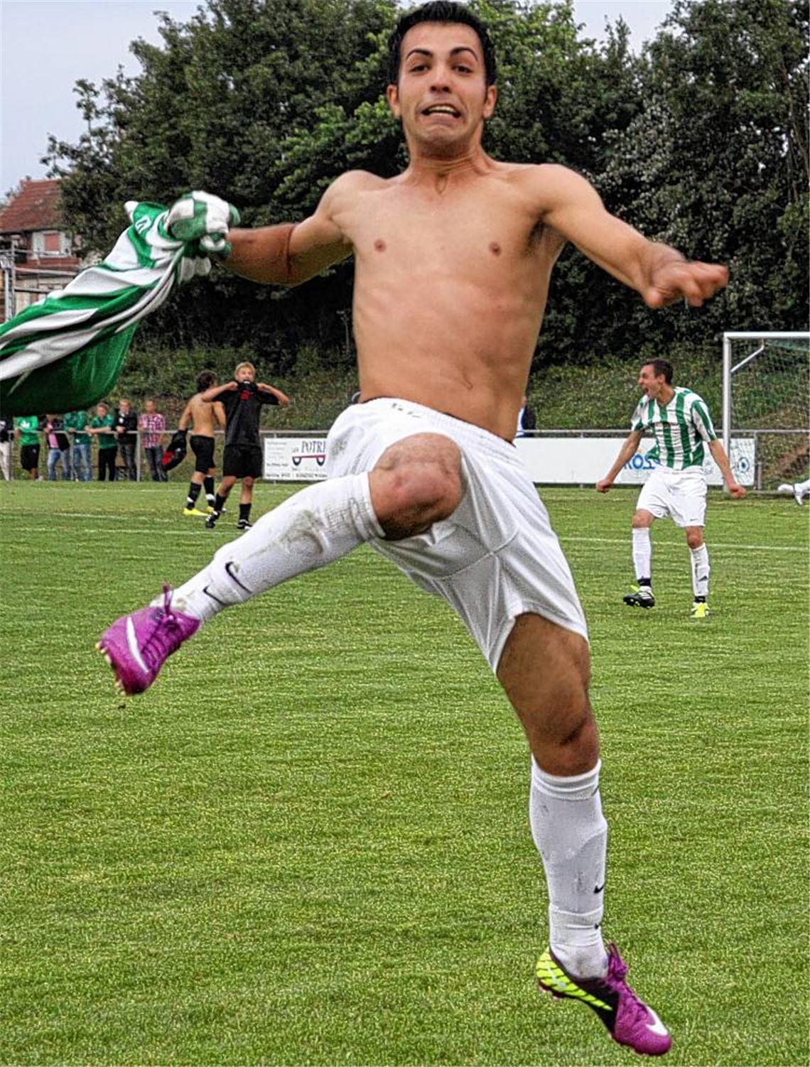 In der Euphorie reißt man sich gemeinhin das Trikot vom Leib, im Frust entledigt man sich offenkundig als Erstes der Schienbeinschoner. Vor einem Jahr feierte der SV Sternenfels den Wiederaufstieg in die Kreisliga B (li.) und reparierte so den bitteren Abstieg aus dem Jahr zuvor (re.). Was gibt es diesmal? Jubelsturm und blanke Brust? Oder Katzenjammer mit qualmenden Socken? Archivfotos: Eigner